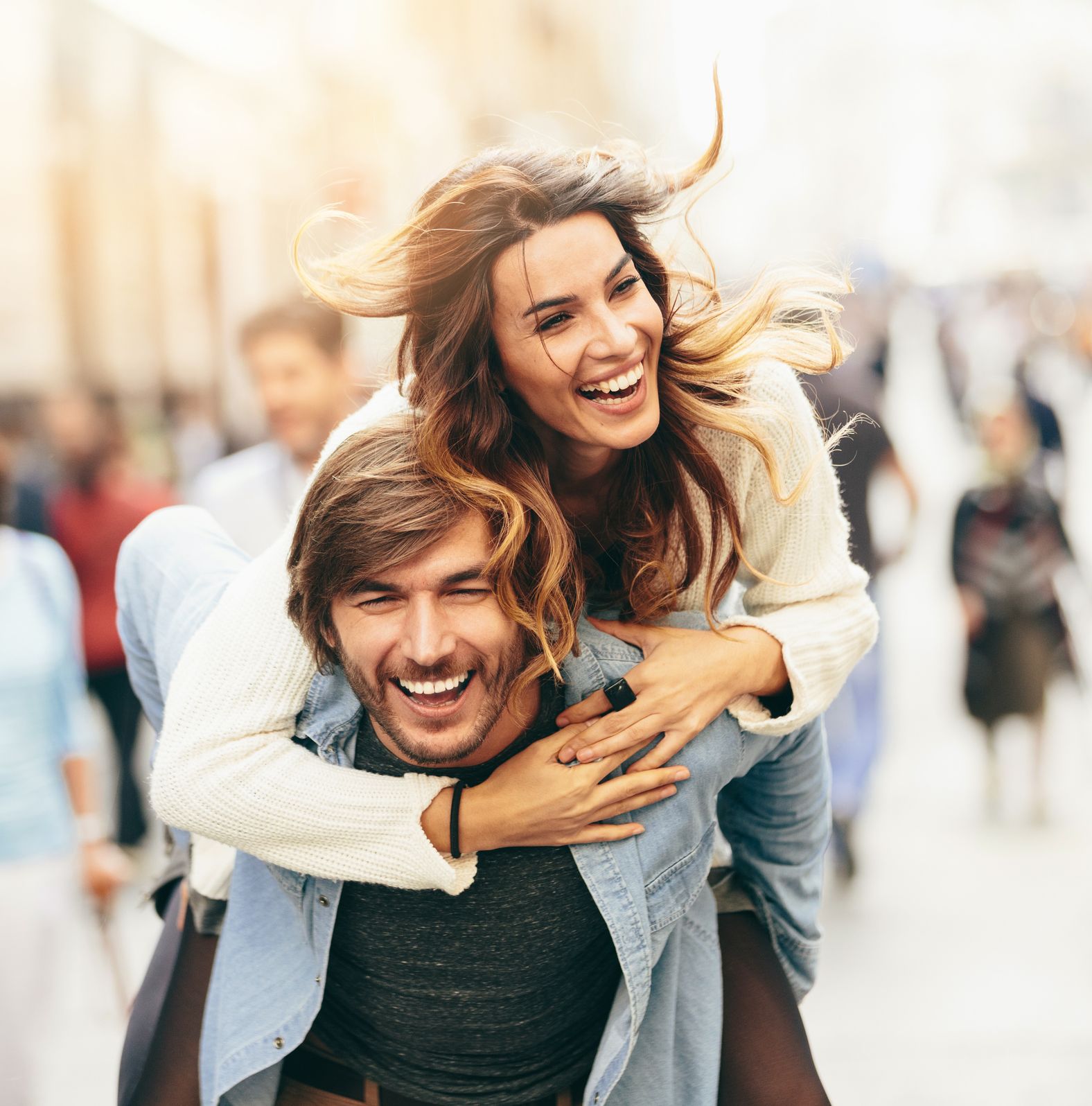 Glückliches Paar beim ersten Date nach dem Kennenlernen über eine Dating-Plattform in einer urbanen Umgebung. Das Bild zeigt sicheres Online-Dating, gegenseitiges Kennenlernen und einen respektvollen Umgang miteinander.