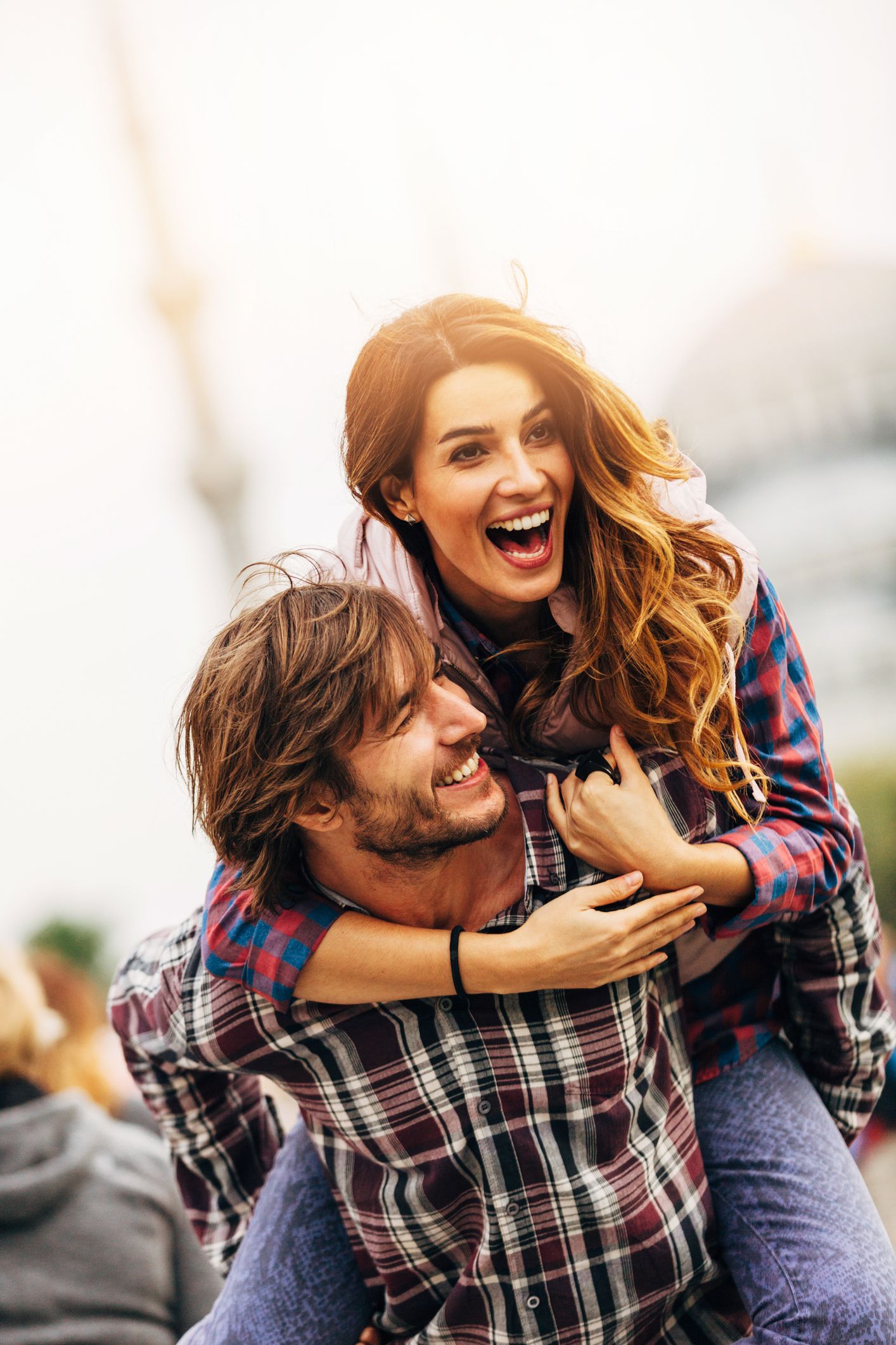 Junger Mann und junge Frau lachen nach dem Kennenlernen über eine seriöse Dating-Plattform und bauen eine langfristige Beziehung auf.