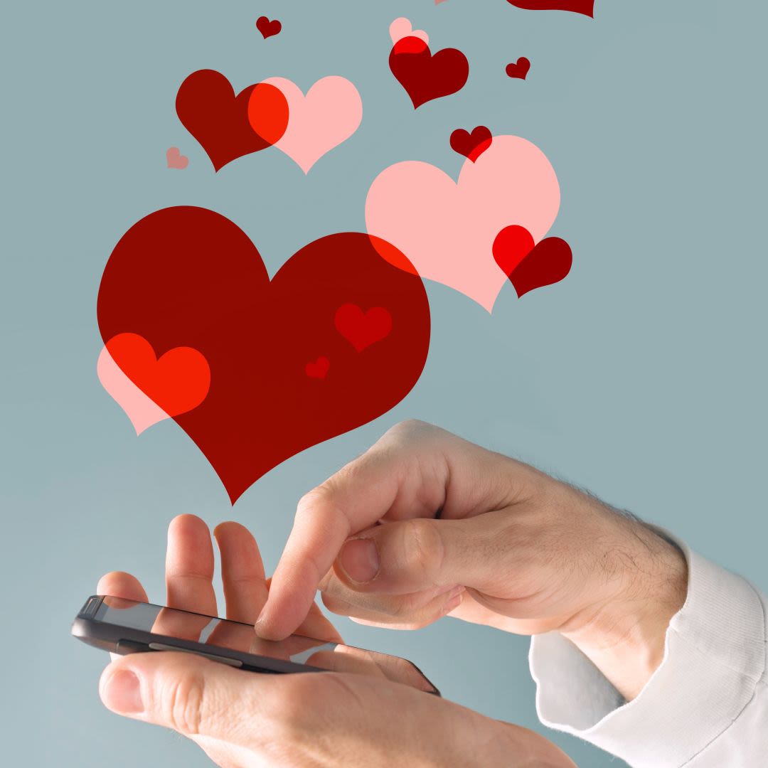 Hand eines Mannes, der ein Smartphone benutzt, um nach einer seriösen Partnerbörse zu suchen, mit Herzsymbolen, die eine ernsthafte Begegnung und eine dauerhafte Beziehung veranschaulichen.