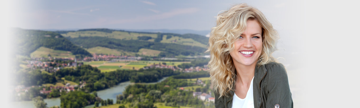 Partnersuche Aargau: Eine Aargauer Single-Frau vor der Aargauer Landschaft