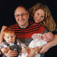 Sabrina und Rene mit ihren zwei Kindern