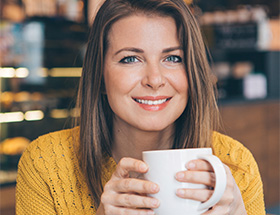 Eine jüdische Single-Frau im Kaffee