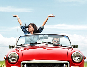 Singles unternehmen eine Singlereise in einem roten Auto