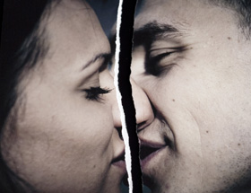 Ein Trennungbild: Ein zerrissenes Foto eines küssenden Paars.