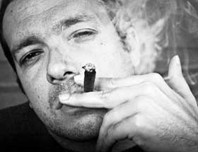 Ein rauchender Mann in schwarz weiß