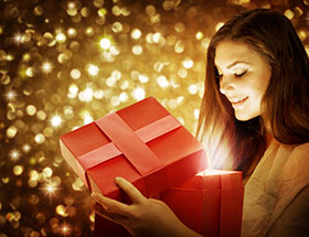 Weihnachten alleine - Eine entzückte Frau öffnet Ihr Geschenk